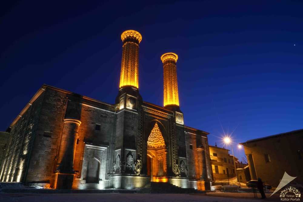 Медресе Чифте Минарели (Çifte Minareli Medrese)